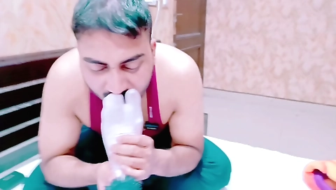 Busty amateur girl with her fat booty is fucking her pussy