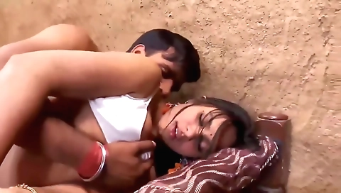 Indian babe gets fucked in her ass by a guy on a bed