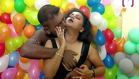 Indian hottie with big ass fucked by her old lover