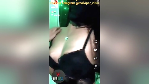 Amateur brunette showing her legs and fingers on cam