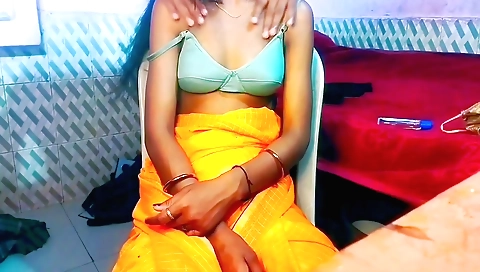 Indian brunette receives hot handjob in web cam clip