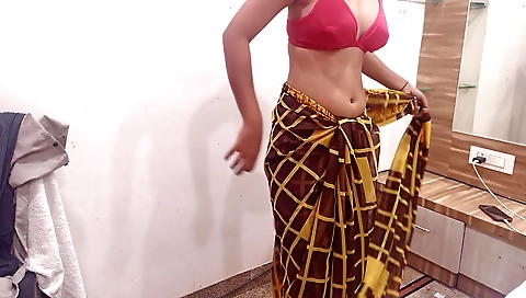 Indian lady masturbates in her mirror in her amateur vid