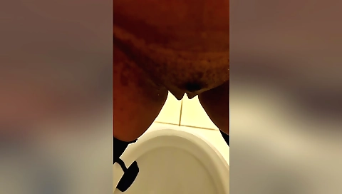 Indian amateur female pees on bed with her own hands