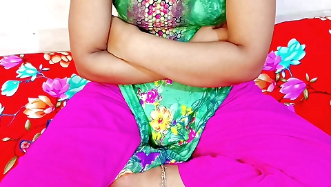 Indian housewife is alone and I watch her solo vid