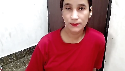 Solo woman in her bed gets naked and sucks on her cock