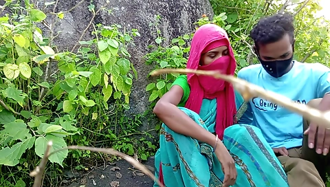 Indian hottie getting her pussy licked in the jungle