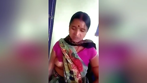 Sexy brunette solo female video shows sexy pussy sucking