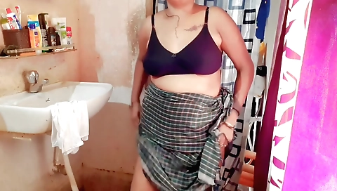 Indian housewife lady shows off body and gets fucked