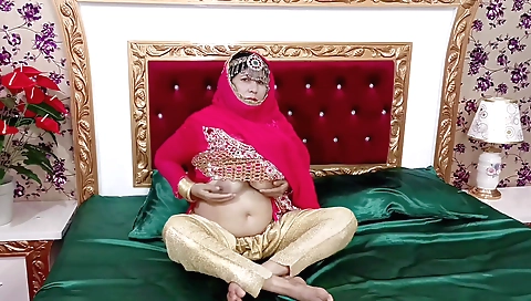 Sexy brunette mature bride with great ass rubs pussy