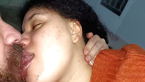 Indian girl sucks her mouth and mouth of her partner