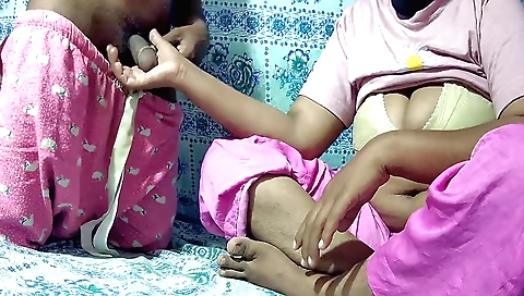 Indian amateur sex video shows a sexy girl having sex with man