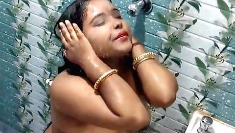 Mature wife in a sexy solo video gets hot in the bath