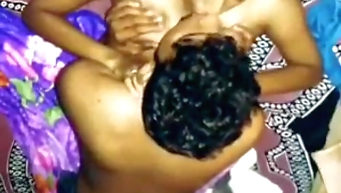 Indian webcam video showing a brunette with her pussy