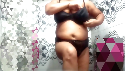 Stepsister-in-law shows off her body in amateur porn video