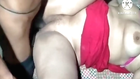 Indian mature is showing off her mature body on camera