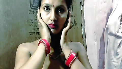 Indian babe shows off body and a white blouse in hd video