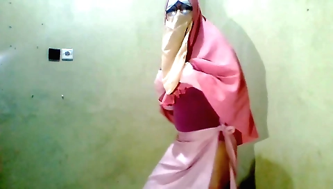 Sexy indian solo amateur girl with a sexy face exposing her body