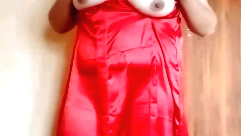 Chubby chick with a nice ass fucks her clit at home