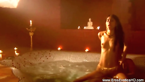 Indian beauty enjoys her own body in her solo video