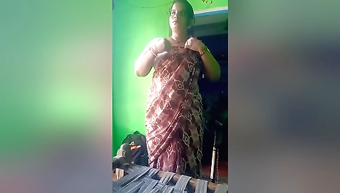 Indian amateur video with a brunette naked in a pose