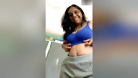 Today Exclusive- Bhabhi Showing Her Boobs On Video Call