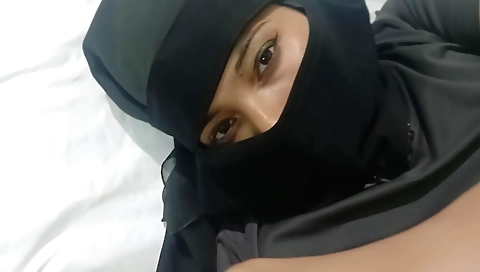 Indian amateur chick gets a handjob and a handjob on her face