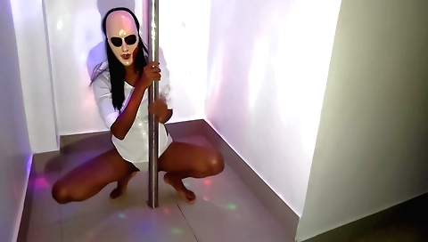 A girl shows off her body in a homemade porn video