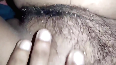 Amateur brunette fuck her hairy pussy in homemade vid