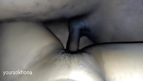 Indian teen gets her hair in a sexy pose on the video