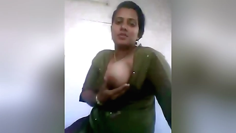 Today Exclusive- Sexy Mallu Girl Showing Her Boobs