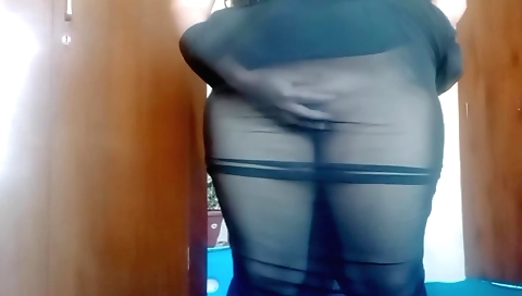 Indian girl with a nice booty is fucking her pussy