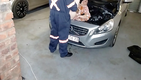 Amateur housewife in my car trying to fix her engine