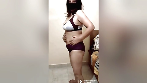 Amateur milf shows her amazing body with the camera