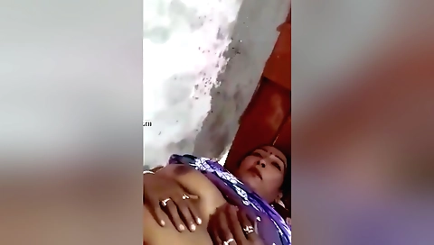 Indian pornstar shows her sexy figure in amateur porn