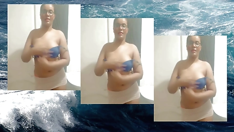 Solo woman with big booty and cute little body 100% cute!