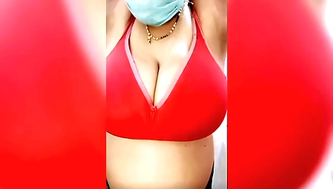 Indian hottie in sexy dress shows her boobs in the bathroom