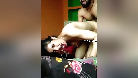 Indian webcam video with a hot brunette girl and her pussy