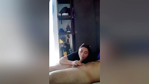 Webcam girl showing her sexy body and her cute face