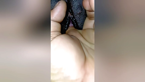 Indian hottie's mouth and wet pussy is being fanned